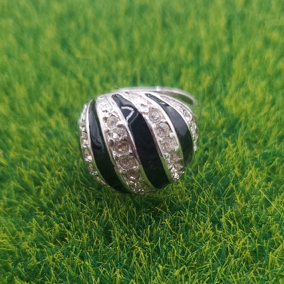 Jewelry - Vintage Rhodium Ring Austrian Crystal Size 6 R806